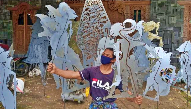 Sujono seniman dari Magelang yang membuat wayang dengan bahan tak biasa (Foto : suara)
