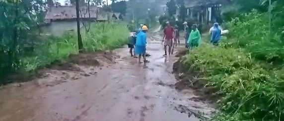 Tanah longsor tebing di jalan sawangan (10/1/2021)