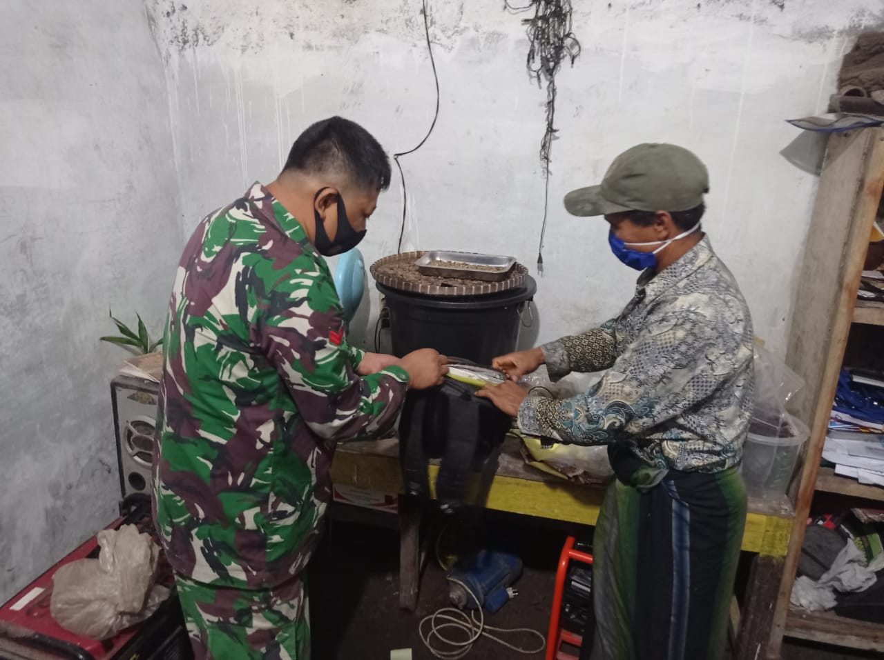 Warga lereng merapi sedang memastikan tas siaga bencananya telah siap dibawa (7/1/2021)-(Foto: bsn)