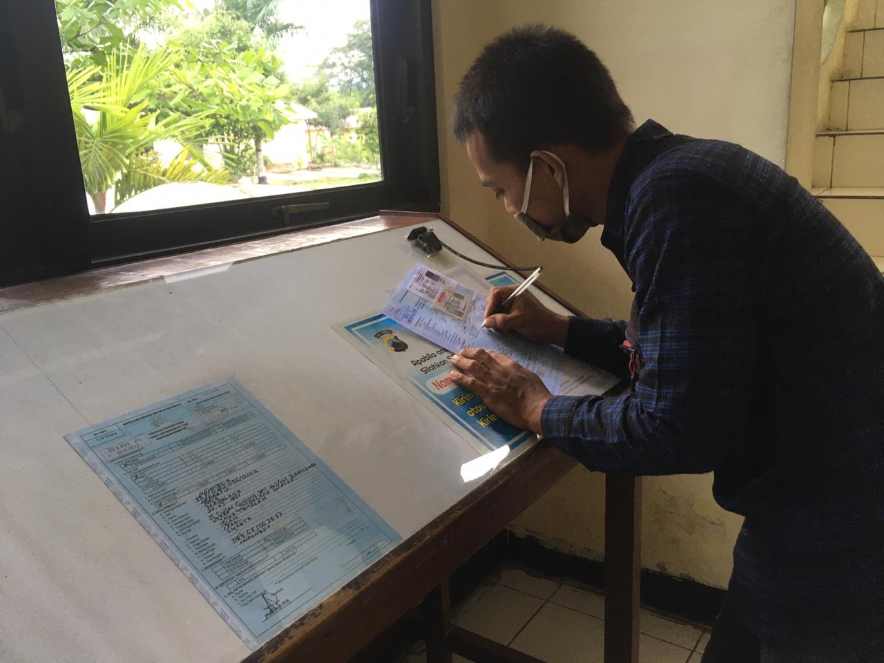 PERPANJANGAN: Salah seorang warga Muntilan, Arif Samudra, saat mengurus perpanjangan SIM di Polres Magelang Belum lama ini. (foto: han)