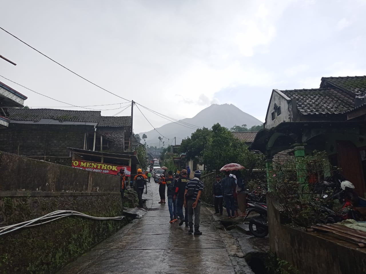 MERAPI: Ratusan warga kategori rentan di Dusun Babadan Atas, Desa Paten, Kecamatan Dukun kembali ke pengungsian. (foto: bsn)