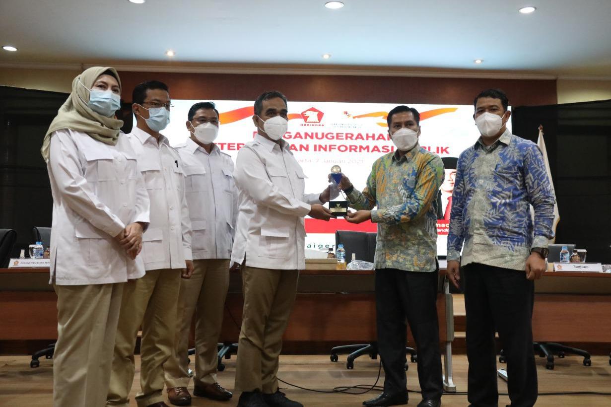 Perwakilan Komisi Informasi Pusat (kanan) menyerahkan penghargaan kepada pengurus DPP Partai Gerindra. (foto: istimewa)