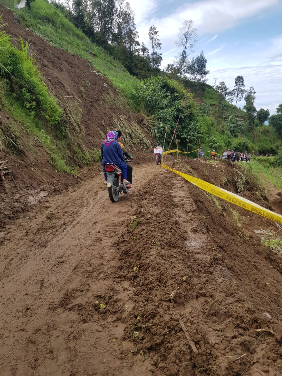 Detik detik Longsor Timpa Pengendara Motor di Sawangan Magelang