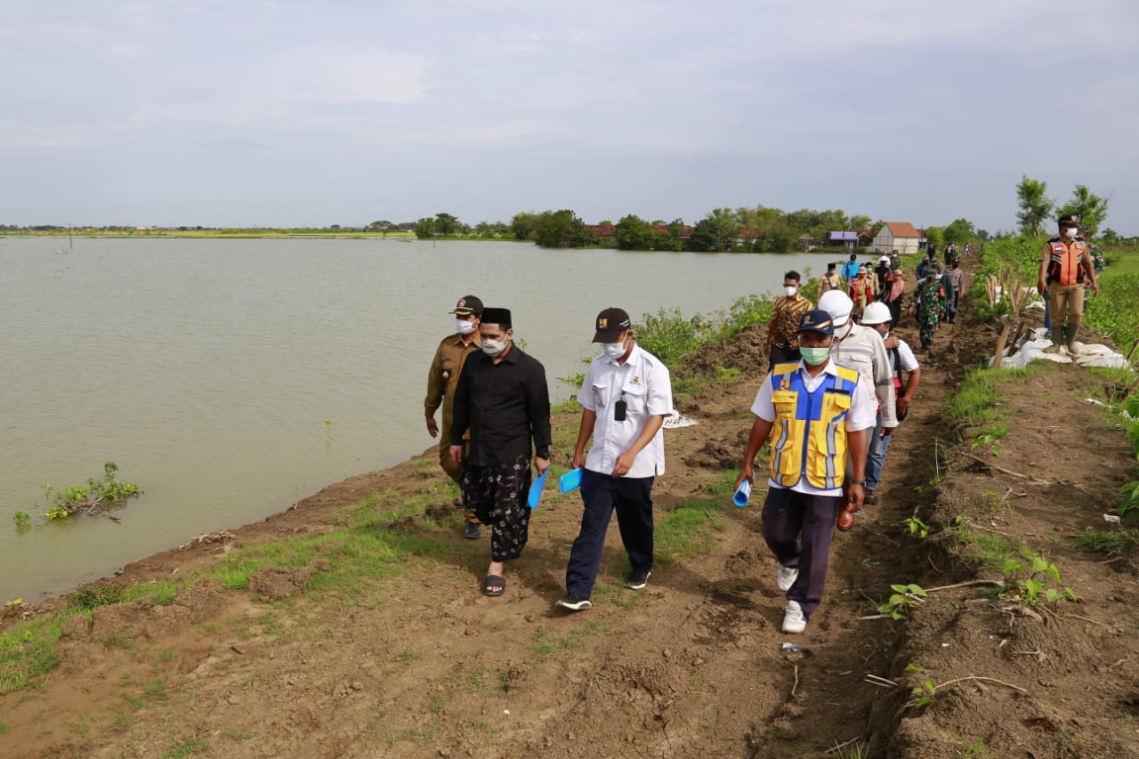 Wagub Taj Yasin Tinjau Tanggul Jebol di Demak