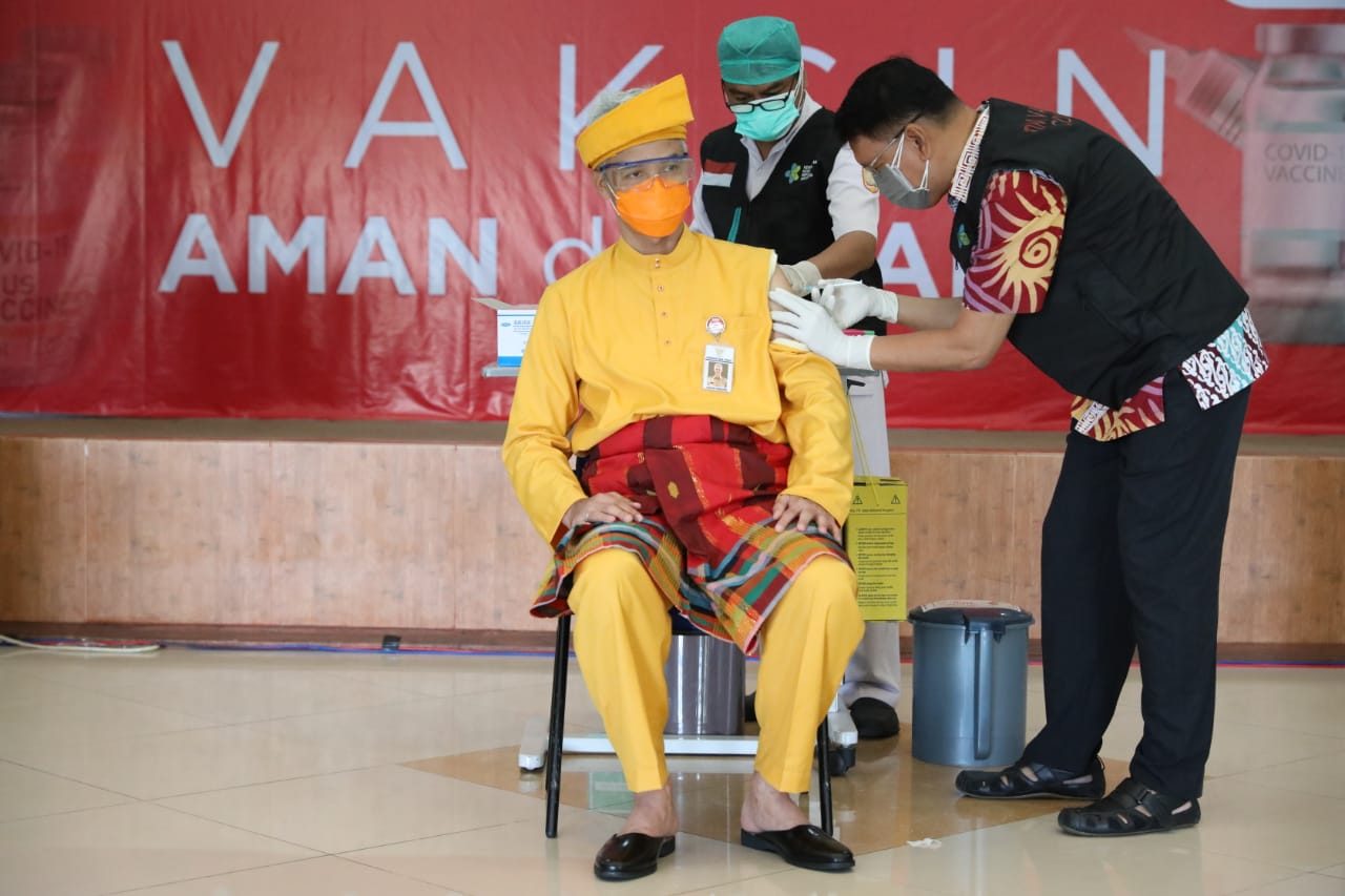 Vaksinasi Dosis Kedua, Ganjar Kenakan Baju Adat Riau