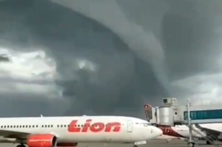 awan gelombang ombak di bandara YIA