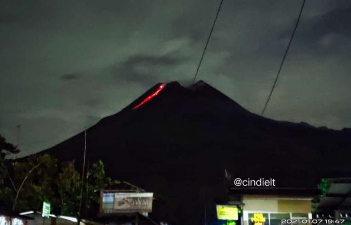 merapi dari Sleman Kamis malam_(7/1/2021)-Foto @cindielt