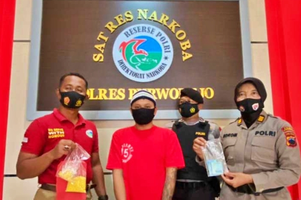 pemuda asal magelang yang diamankan polisi karena mengedarkan ribuan butir obat terlarang (28/1/2021)-(Foto: istimewa)