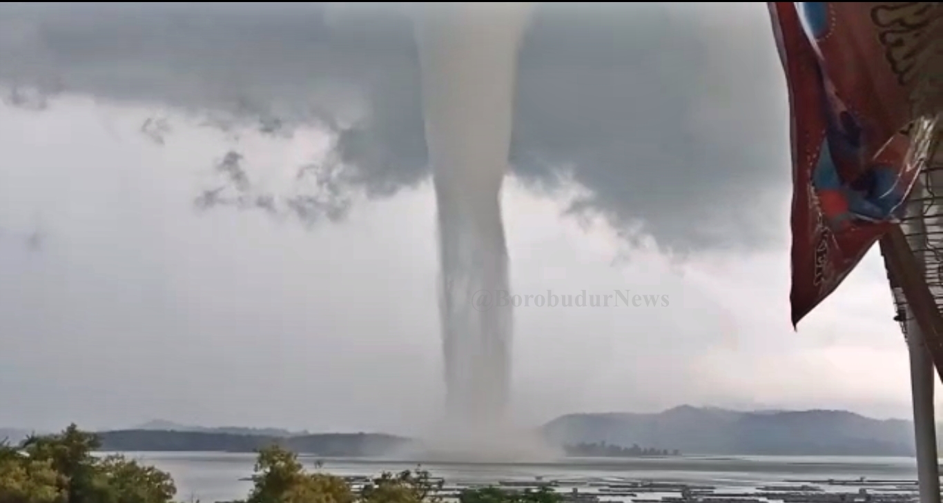 pusaran air raksasa di waduk gajah mungkir wonogori (20/1/2021)