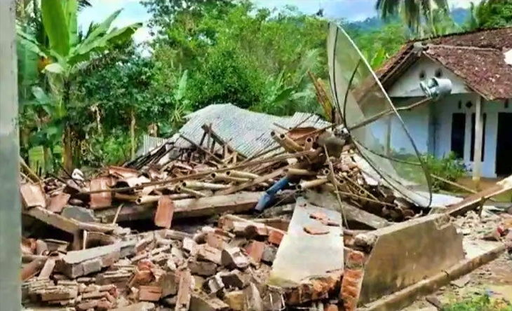 rumah roboh yang disebabkan tanah bergerak