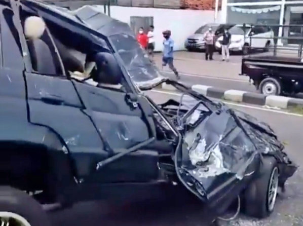 salah satu mobil yang ringsek terlibat kecelakaan adu banteng di ring road sleman (23/1/2021)-(Foto: tangkapan layar video)