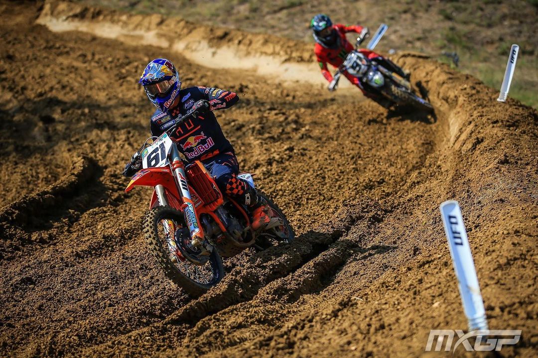 The chase 👀... A moment captured during the MXGP of Emilia Romagna 🇮🇹 (Foto: @mxgp )