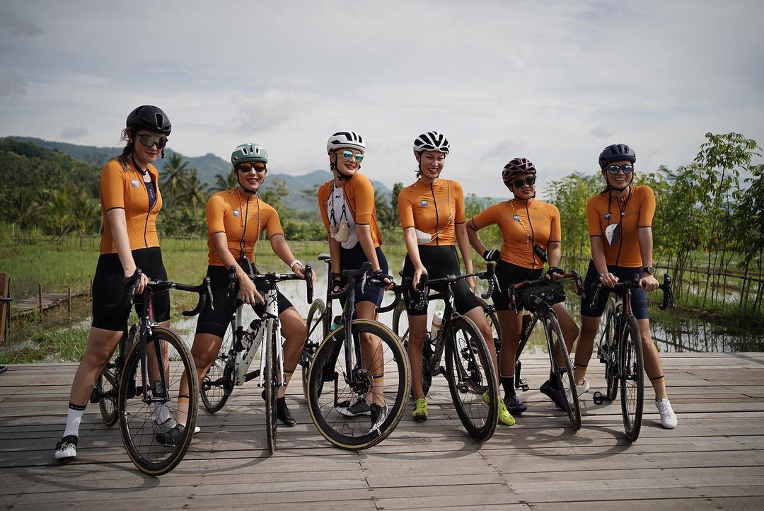 Pose Manja Luna Maya saat gowes di Magelang bersama sahabat