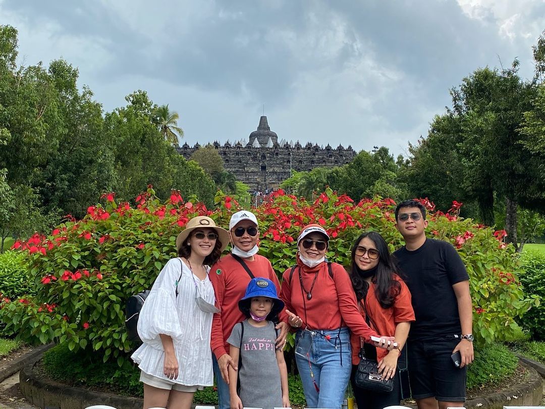 Ayu Ting Ting bersama keluarga saat berlibur di Candi Borobudur (19/2/2021)-(Foto: Dok Instagram @ayutingting92 )