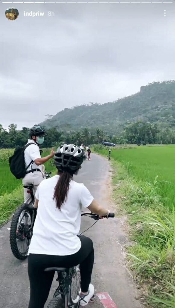 2 Nikita Willy bersepeda di jalur pedesaan Borobudur Magelang