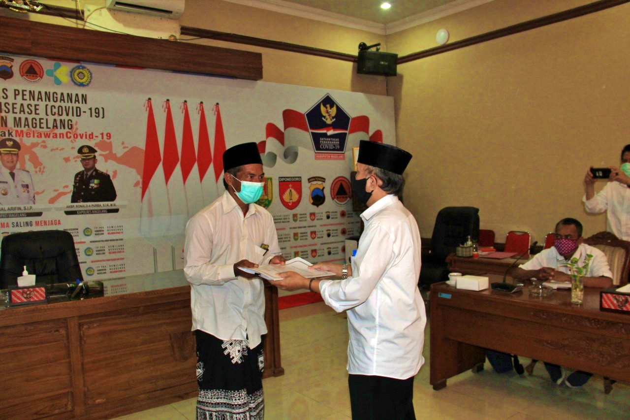 Bantuan Pemkab ke TPQ Darussalam Plosogede Ngluwar diterima Kepala Desa (24/2/2021)