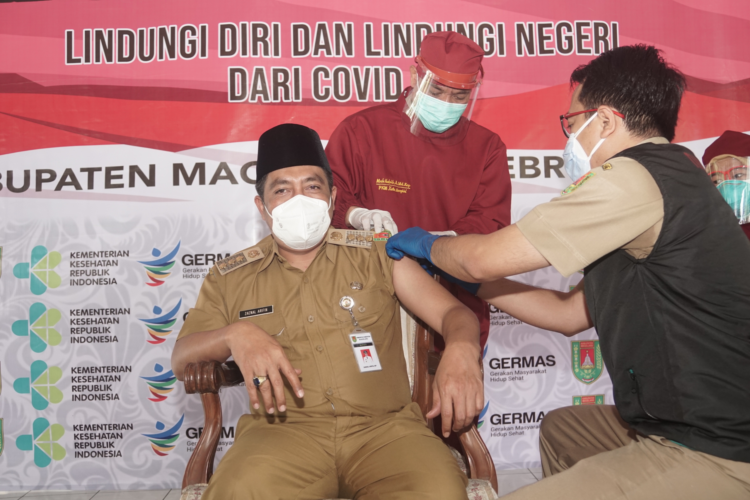 Bupati Magelang saat disuntik vaksin covid-19 dosis kedua (8/2/2021)-(Foto; istimewa)