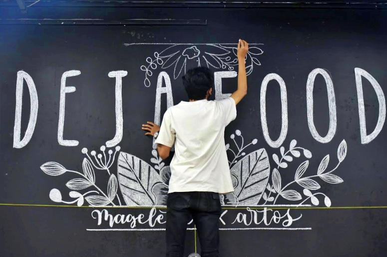 Dinding Artos Mall tampak berbeda