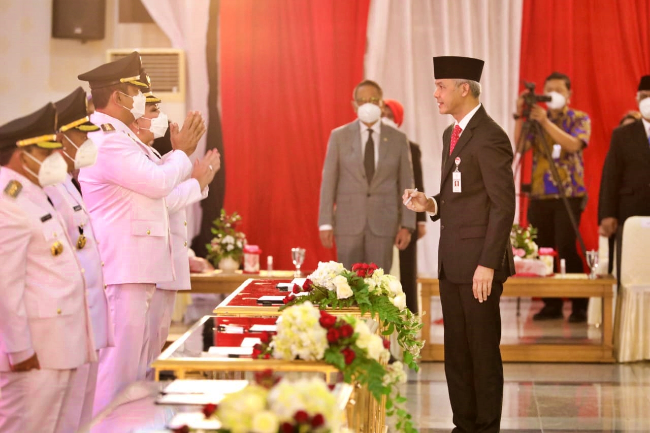 Ganjar Pranowo saat melakukan pelantikan kepala daerah