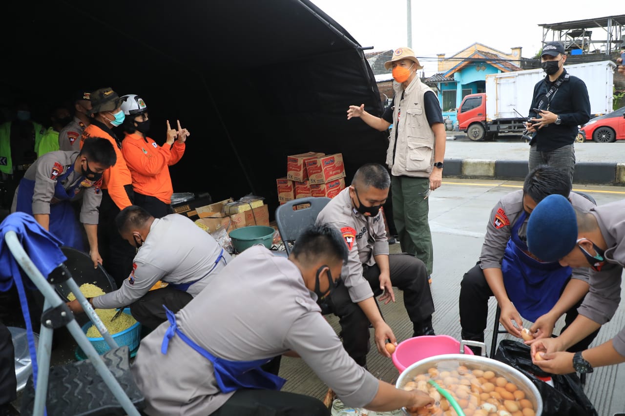 Ganjar saat meninjau dapur umum bagi warga terdampak banjir di Semarang (7/2/2021)-(Foto: ihr)