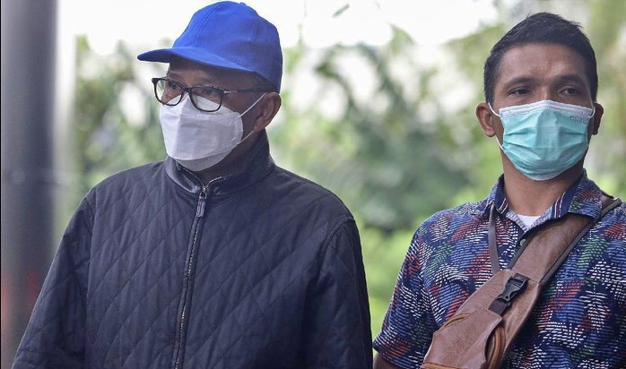 Gubernur Sulses bertopi biru saat tiba di Kantor KPK Jakarta (27/2/2021)