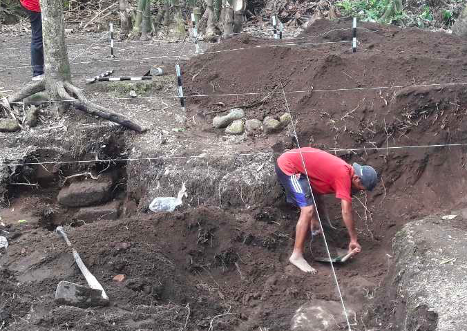 GALI: Pekerja menggali di pekarangan ditemukannya situs baruan candi di Ngawen, Muntilan. (foto: antara)