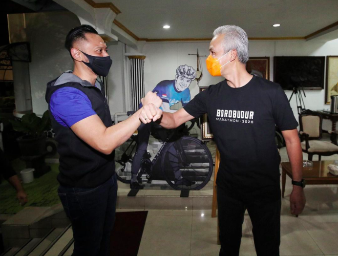 SALAM: Gubernur Jateng Ganjar Pranowo menerima Ketum Partai Demokrat gus Harimurti Yudhoyono (AHY) di Puri Gedeh, Kota Semarang, Rabu malam (2/12). (dok. borobudur news)