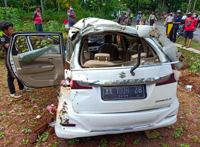 HANCUR: Mobil bernomor polisi AA yang ditumpangi warga Magelang terguling, Senin (8/2). (foto: istimewa)