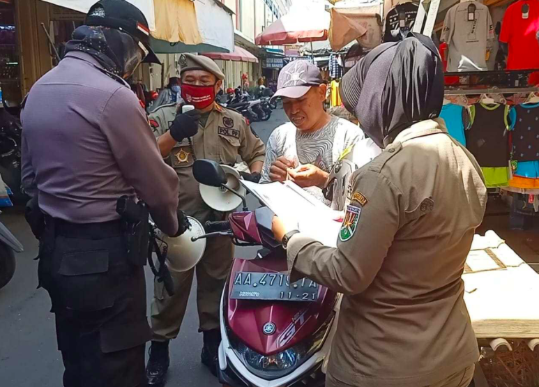 DISIPLIN: Petugas gabungan saat melakukan operasi yustisi di Kota Magelang. (dok. borobudur news)
