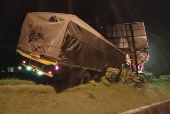 NYUNGSEP: Sebuah truk tronton bermuatan keramik menabrak baliho di Jogjakarta, Kamis dini hari (11/2). (foto: istimewa)