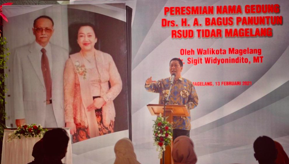KEHORMATAN: Walikota Magelang SIgit Widyonindito saat peresimian berlatar gambar almarhum H A Bagus Panuntun beserta istri. (foto: humas pemkot magelang)