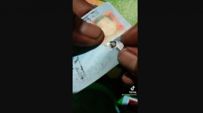 DIBONGKAR: Seorang warga merusak E-KTP untuk diambil chip-nya. (gambar: tangkapan layar)