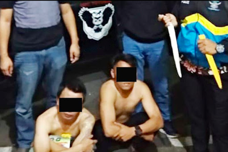 ABANG JAGO: Dua pemuda diamankan saat akan terlibat duel dengan sajam. (gambar: ilustrasi)