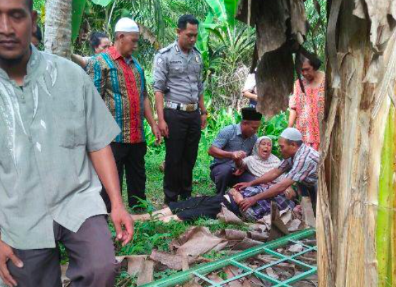 DUKA: Keluarga korban didampingi petugas saat di lokasi pohon kelapa. (gambar: ilustrasi)