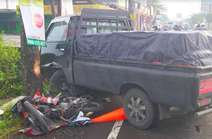 HANCUR: Sepeda motor yang dikendarai korban hancur terlindas mobil pikap, Rabu (17/2). (foto: istimewa)