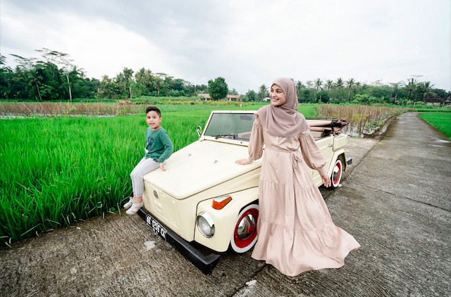 SEGAR: Shireen Sungkar bersama sang anak saat menimkati pemandangan persawahan di Magelang. (dok. pribadi)