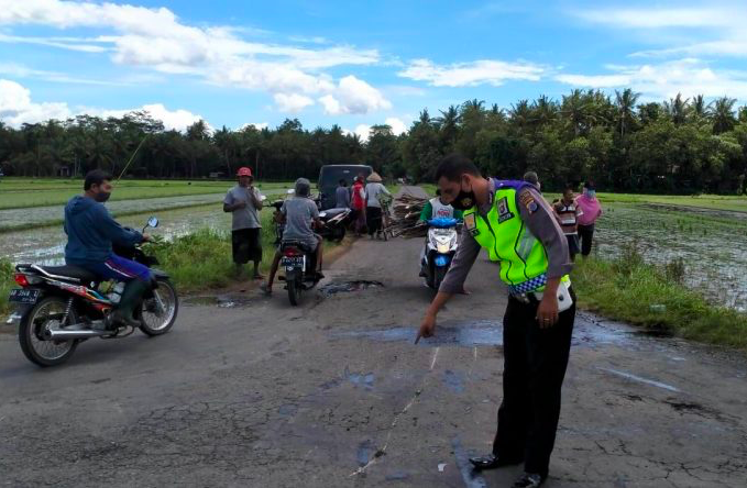 OLAH TKP: Polisi melakukan olah kejadian kecelakaan di Perempatan Keloran, Patuk Tirtorahayu, Galur, Kulon Progo. (foto: istimewa)