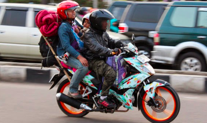 TRADISI: Mudik Lebaran bagi para perantau selalu dinanti untuk bertemu sanak saudara di kampung. (foto: internet)