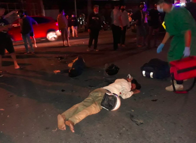 PINGSAN: Dua pengendara motor yang terlibat kecelakaan di Jalan Kyai Mojo, Kecamatan Jetis, Kota Jogjakarta. (foto: humas polresta jogjakarta)
