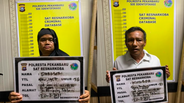 PESAKITAN: Nenek Darniar, 63, dan Kakek Kimurda, 51, saat di Mapolresta Pekanbaru. (foto: istimewa)