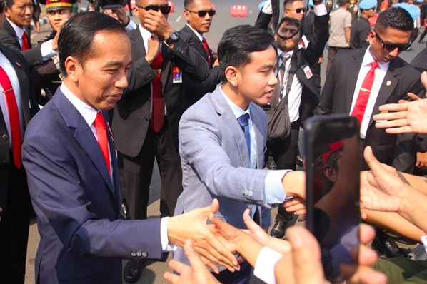 SULUNG: Putra pertama Jokowi, Gibran Rakabuming Raka (kanan). (foto: internet)