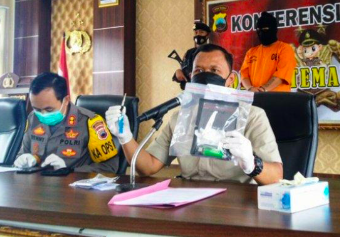 SABU: Seorang warga Magelang, Ipunk, ditangkap Polres Temanggugung karena membeli sabu. (foto: istimewa)