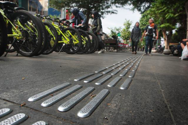 TOLONG PERBAIKI: Guiding Block sebagai jalur khusus bagi penyandang tunanetra di kawasan Malioboro, hilang. (foto: internet)