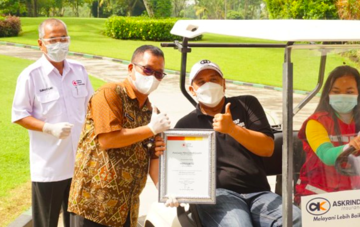 DRIVE THRU: Penyerahan piagam penghargaan bagi pendonor darah PMI Kota Magelang menggunakan mobil golf. (foto: istimewa)