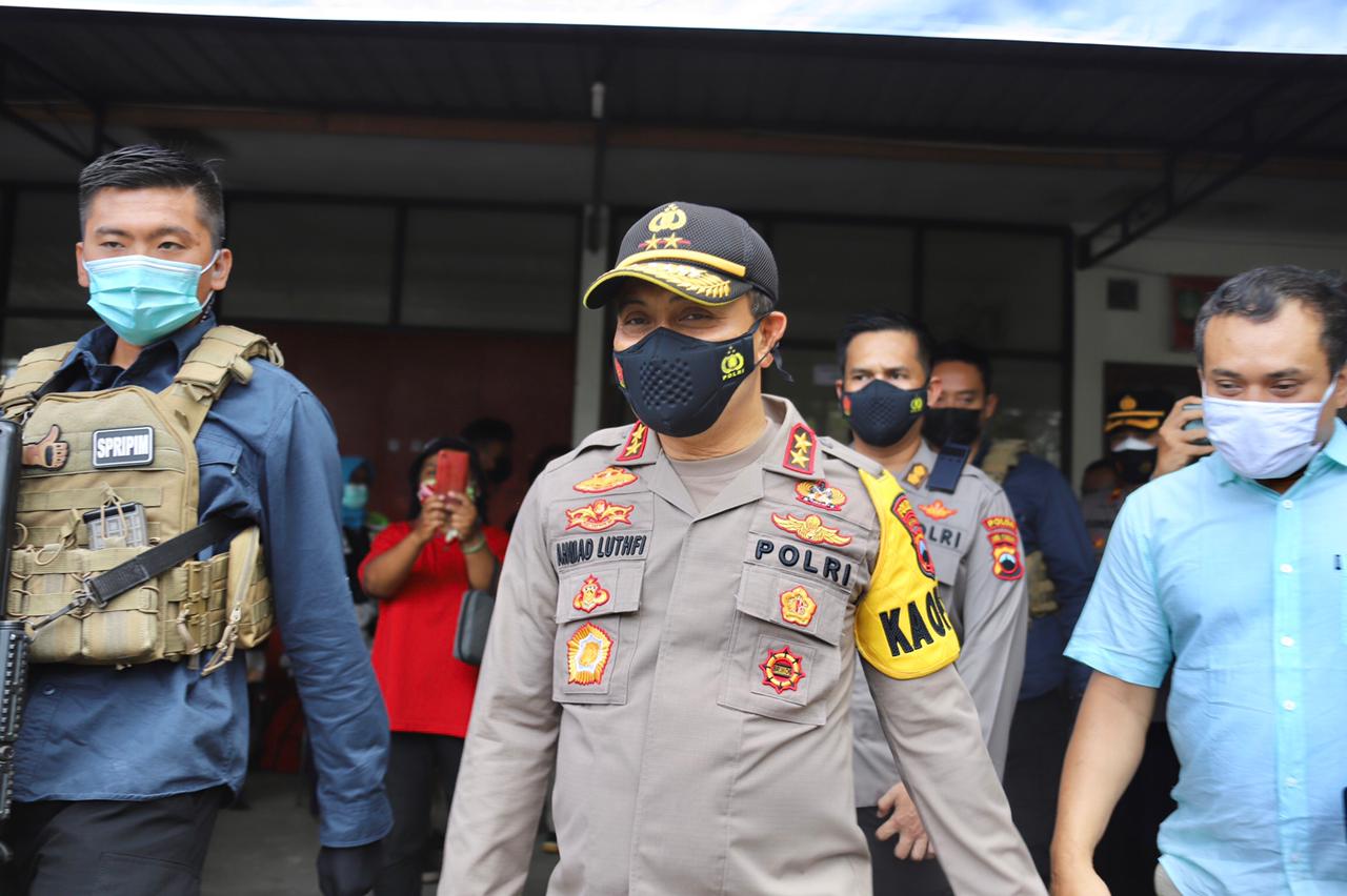 Kapolda Jateng saat cek posko PPKM di dua kelurahan di Surakarta (13/2/2021)