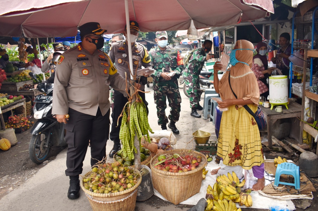 Kapolres Magelang blusukan ke dalam Pasar Borobudur (1/2/2021)-(Foto: ibsn)