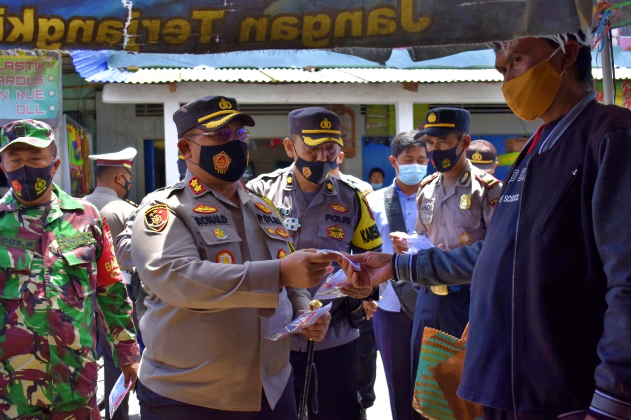 Kapolres Magelang saat memberikan masker kepada pedagang pasar