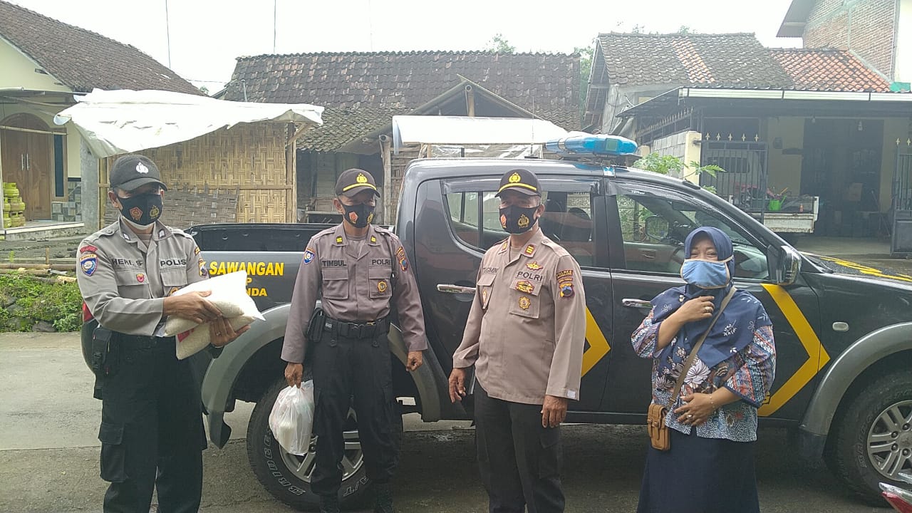 Kapolsek Sawangan beserta anggota salurkan bantuan kepada warga yang isolasi mandiri