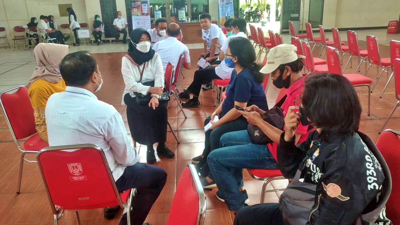 Kepala Dinas Kesehatan Kabupaten Magelang saat diwawancari media di sela proses vaksinasi (24/2/2021)