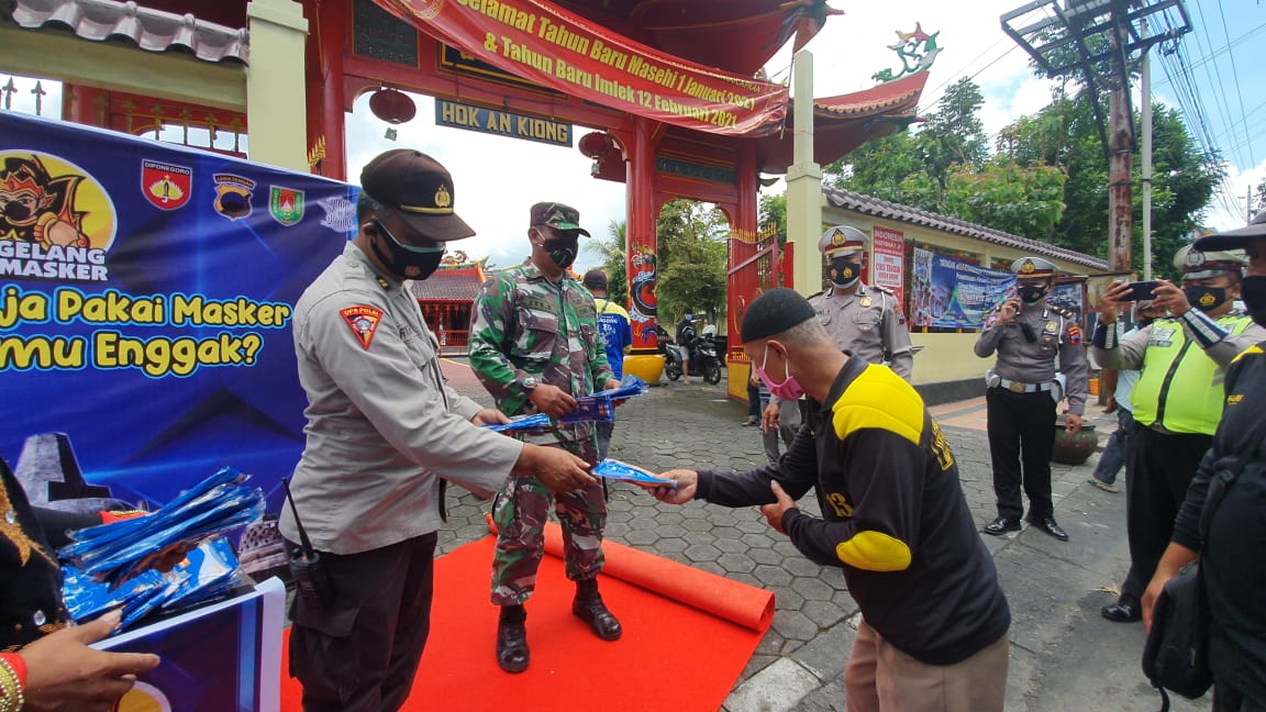 Satlantas Polres Magelang Gencar Bagi Masker Melalui Kios Masker Gratis